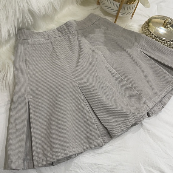 🩶🩶Urban Outfitters pleated corduroy mini skirt - Picture 6 of 12